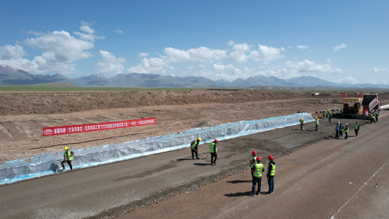 新疆和靜巴音布魯克機場飛行區跑道水穩施工全面開始