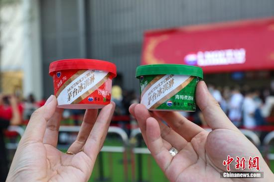 5月29日，贵州贵阳，市民购买的茅台冰淇淋。中新社记者 瞿宏伦 摄