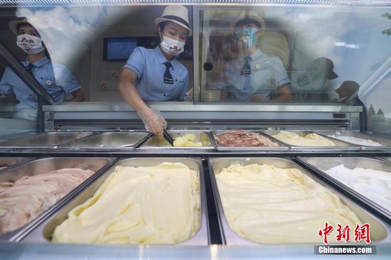 茅台冰淇淋旗舰店工作人员在制作茅台冰淇淋。中新社记者 瞿宏伦 摄