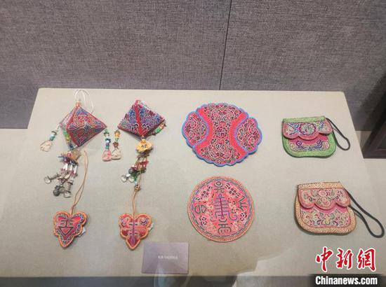 图为贵州水族文化博物馆展出的马尾绣绣品。　刘美伶 摄