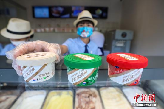 茅台冰淇淋旗舰店工作人员在摆放茅台冰淇淋。瞿宏伦 摄