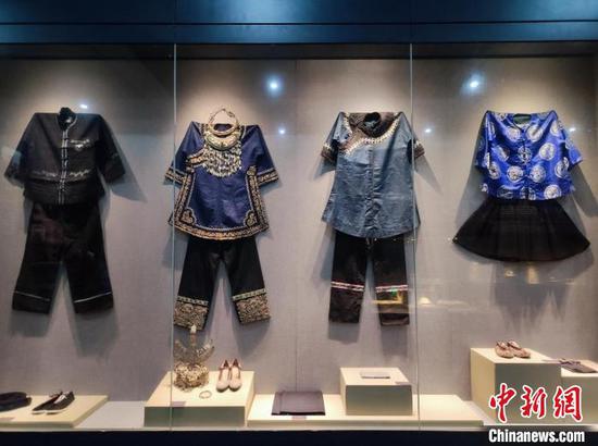 图为贵州水族文化博物馆展出的水族民众服饰。　刘美伶　摄