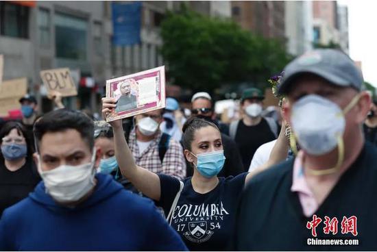 　　On June 1， 2020 local time， people in New York marched through the streets of Manhattan to protest the killing of George Floyd。 （Photo： Liao Pan/China News Service）