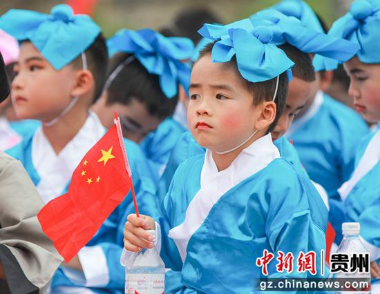 2022年5月30日，在贵州省黔东南苗族侗族自治州施秉县第四小学，学生们在观看庆六一首届艺术节节目表演。磨桂宾 摄