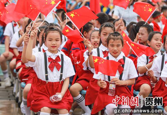 2022年5月30日，在贵州省黔东南苗族侗族自治州施秉县第四小学庆六一首届艺术节上，学生们在欢庆六一节的到来。磨桂宾 摄