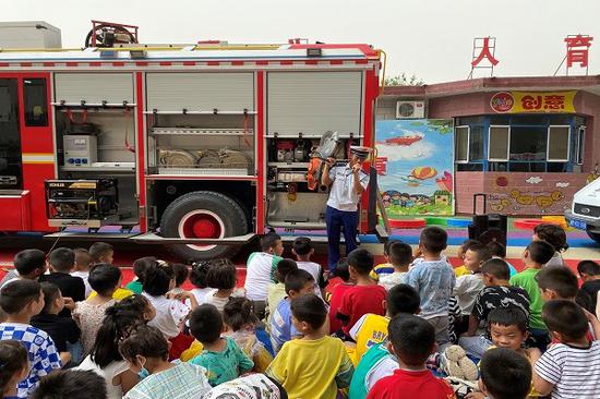 新疆轮台县消防救援大队走进幼儿园开展“六一”主题活动