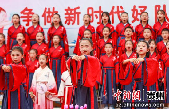 2022年5月30日，在贵州省黔东南苗族侗族自治州施秉县第四小学，学生们庆六一首届艺术节上表演节目。磨桂宾 摄