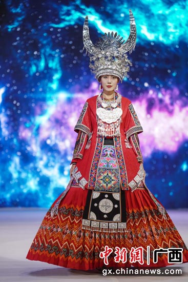 模特穿着传统民族特色风格的晚礼服走秀。