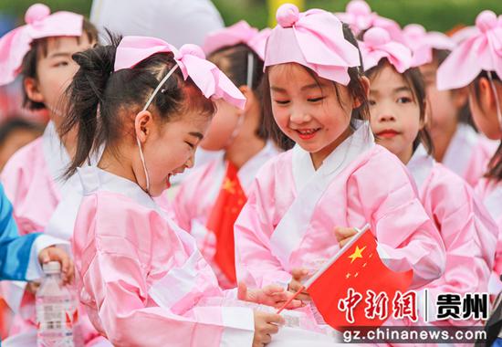 2022年5月30日，在贵州省黔东南苗族侗族自治州施秉县第四小学庆六一首届艺术节上，准备上台表演的学生。磨桂宾 摄