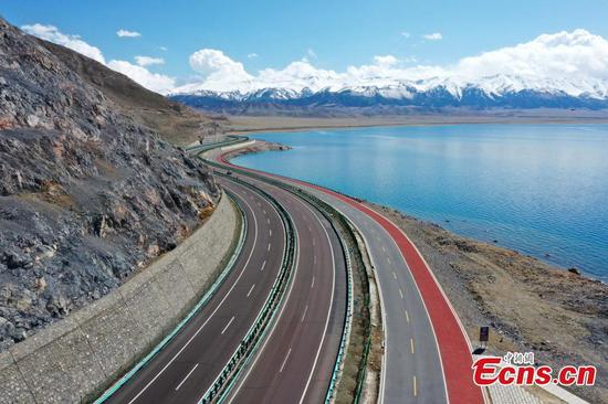 Sayram Lake becomes crystal blue as ice melts in NW China's Xinjiang