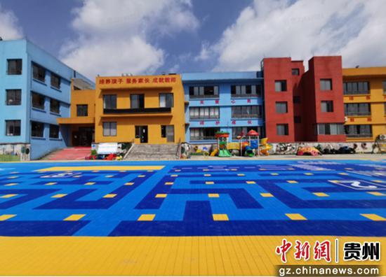 图为黔西市林泉镇中心幼儿园的新操场。胡慧 摄