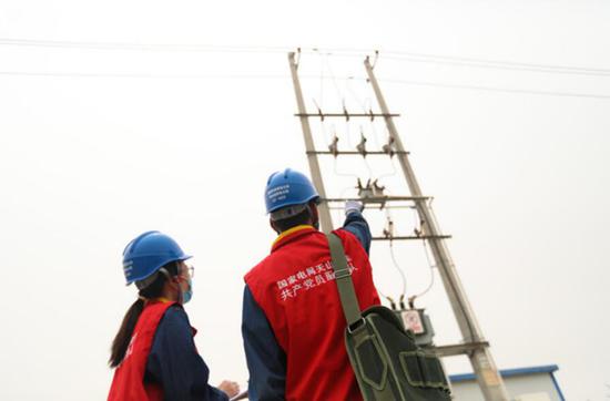 国网和田县供电公司党员服务队检查供电线路设备。甄立民 摄