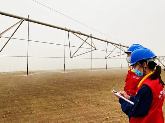 国网和田县供电公司党员服务队检查灌溉设备，排查安全用电隐患。余艳春 摄