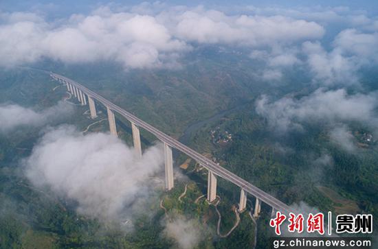 5月31日，贵州省赤水市至望谟县高速公路白腊坎至黔西段的洱海河特大桥周边云雾缭绕，蔚为壮观（无人机照片）。