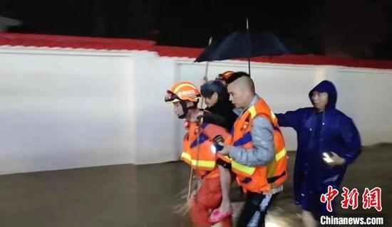 图为5月贵阳市出现暴雨，消防员转移被困民众。　贵阳市消防救援支队供图