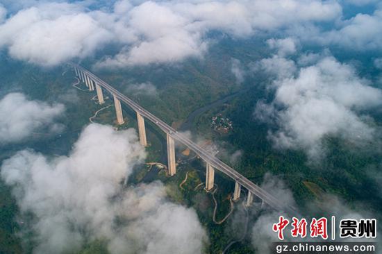 5月31日，贵州省赤水市至望谟县高速公路白腊坎至黔西段的洱海河特大桥周边云雾缭绕，蔚为壮观（无人机照片）。
