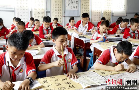 5月31日，施秉县第二小学组织书画比赛迎“六・一”儿童节。