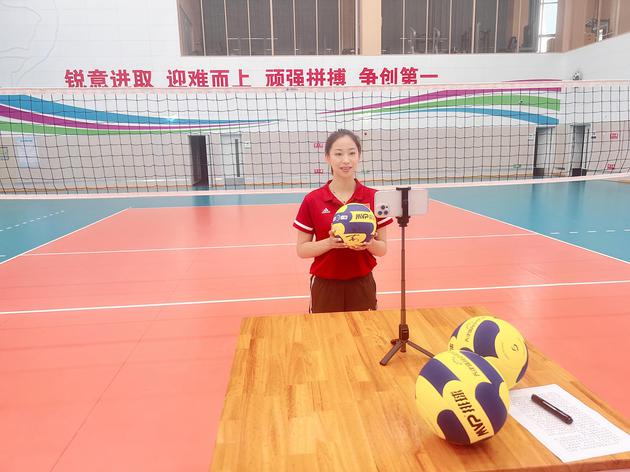 天津青年女排教练王茜进行线上排球教学。 天津排球中心供图