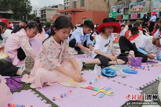贵州清镇市第一实验小学：千人绘画庆“六一”