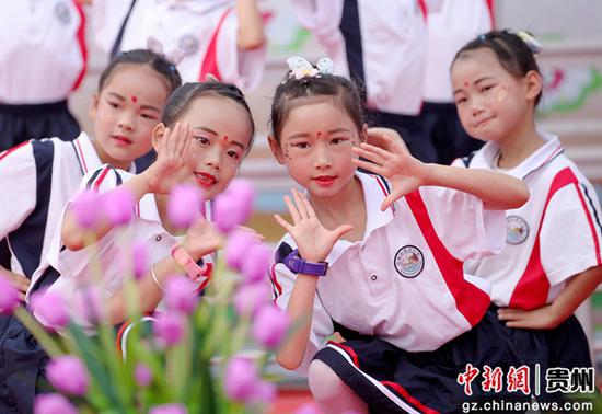 5月31日，施秉县第四小学举办各班综艺展示迎“六・一”儿童节。