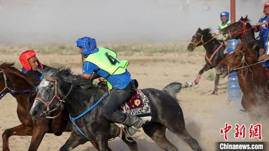 新疆喀什地區少數民族傳統體育運動會上演精彩刁羊大賽