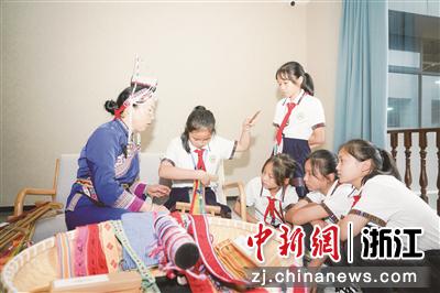 在莪山畲族乡“复兴少年宫”，同学们学习畲族彩带编织。桐庐宣传部 供图