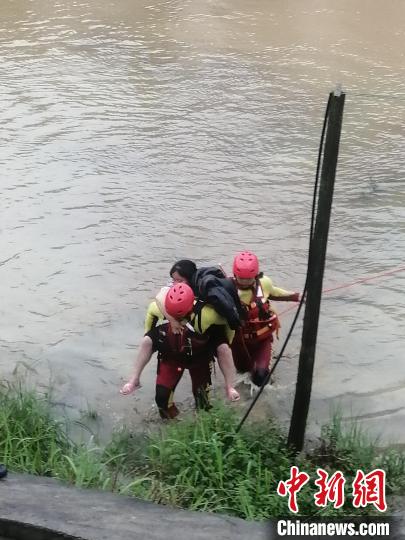 图为暴雨致民众被困，消防员救援。　松桃县消防救援大队供图