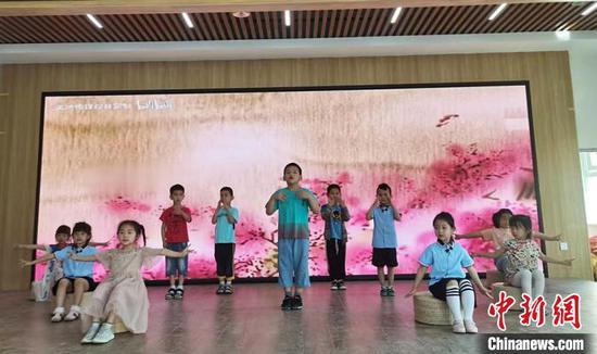 “萌娃”们通过国风组合舞蹈，弘扬中华诗词文化、体会中华文化的博大精深。　戚亚平 摄