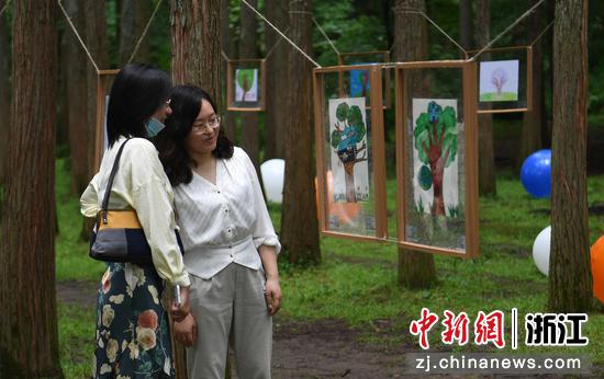 贵州山区孩童的“科学之树”画作引人参观。王刚 摄