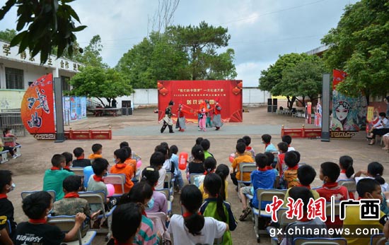 横州市平朗镇池鹏村委小学学生在欣赏文化惠民演出。潘雨茜 摄
