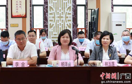 茂南区政协副主席，区卫生健康局党组书记、局长杨泽鋆在医疗协作对接工作座谈会上进行发言。  颜莉莉  摄