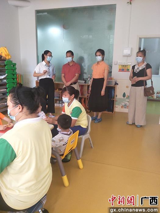 金秀县残疾人联合会一行到茂南区点点飞儿童康复中心参观学习。王志莲  摄