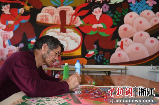 　　秀洲区油车港镇胜丰村60岁杨掌荣在创作禁毒主题农民画，目前杨掌荣已开设画室，带领村民一同创作。王刚 