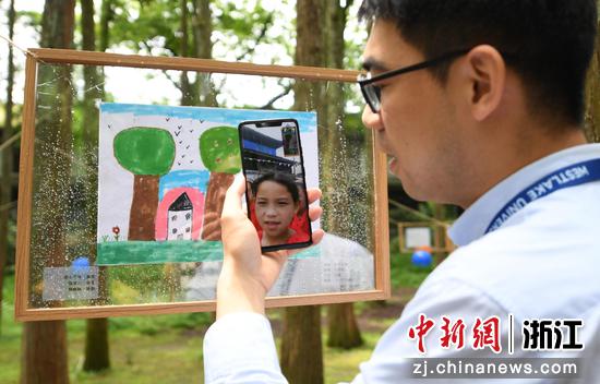 贵州山区孩童通过视频连线，观看自己作品的展出情况。王刚 摄
