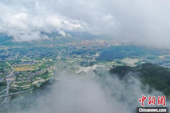 航拍绥阳县洋川街道上空云雾景观。　瞿宏伦　摄
