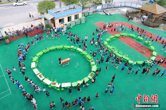 图为剑河县幸福社区中心幼儿园，家长、老师和孩子在跳水鼓舞。 吴昌连 摄