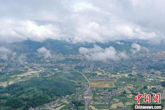 航拍绥阳县洋川街道上空云雾景观。　瞿宏伦　摄
