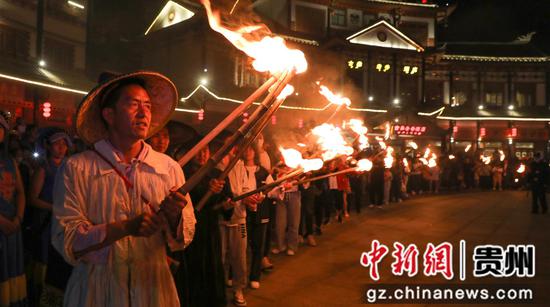 6月3日，在贵州省大方县奢香古镇祭火仪式现场。周训贵 摄