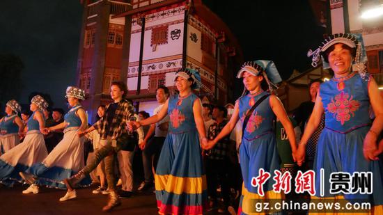 6月3日，在贵州省大方县奢香古镇祭火仪式现场各组同胞跳起了乌蒙欢歌。周训贵 摄