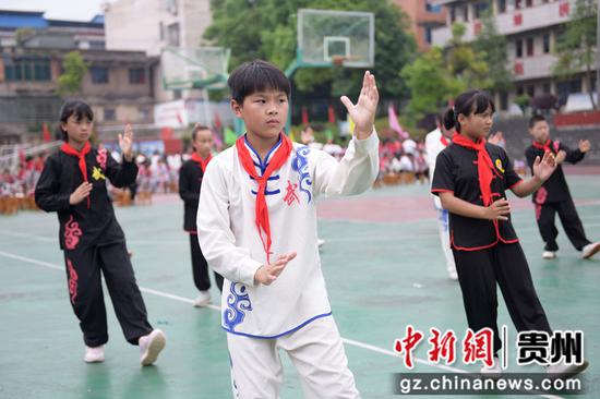 岑巩县天星乡九年一贯制学校，学生们正在表演太极《八段锦》  唐鹏 摄