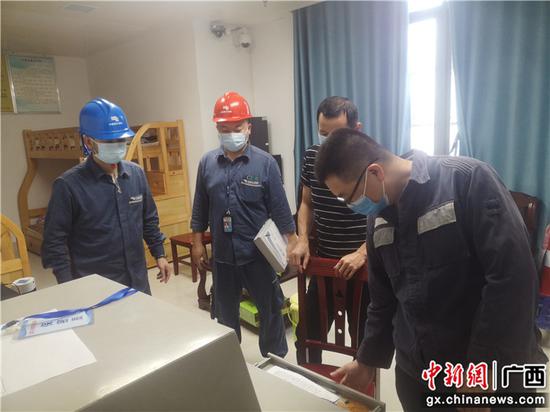 供电工作人员对凭祥市教育局保密室的用电设备进行检查。韦景广 摄