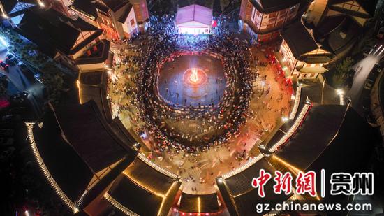 6月3日，在贵州省大方县奢香古镇祭火仪式现场航拍。王定超摄