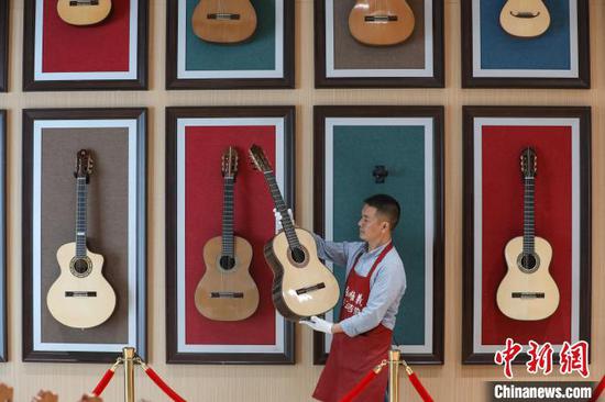 6月4日，张维义在查看制作完成的吉他。　瞿宏伦 摄