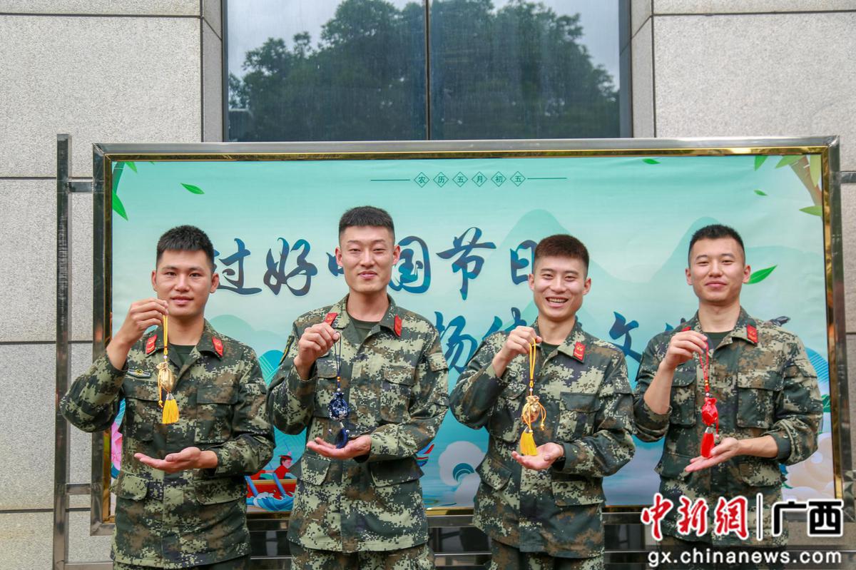 柳州武警官兵以多種形式歡度端午佳節