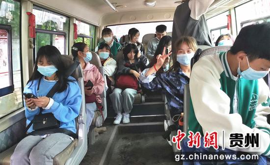 6月5日，贵州省大方县坡脚中学学生踏上爱心专车。周训贵 摄