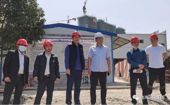 党支部书记周雪峰到三江项目现场督导工作。图片来源：智鸿环保集团微信公众号