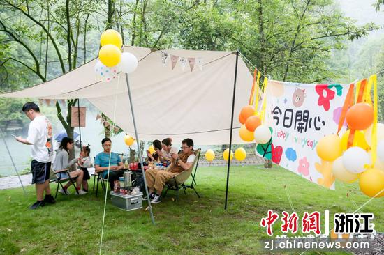 游客体验露营活动。浙江省旅游协会自驾游与房车露营分会供图
