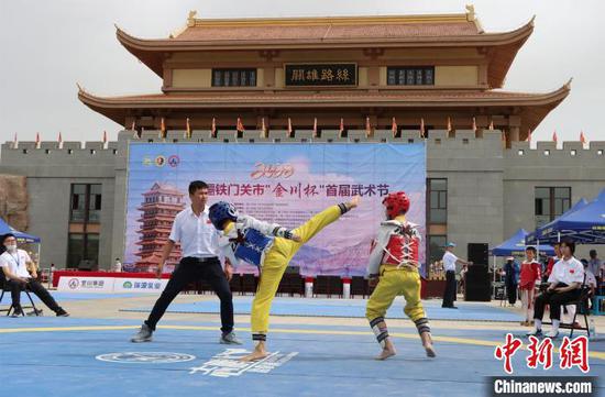 2022年新疆铁门关市首届武术节4日在该市标志性景观丝路雄关广场开幕。　刘万乐 摄
