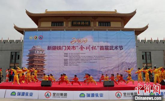 新疆铁门关市首届武术节的举办，给当代武术发展带来新的机遇。　刘万乐 摄
