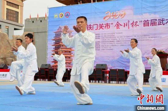 铁门关市武术协会的队员表演中华传统武术。　刘万乐 摄